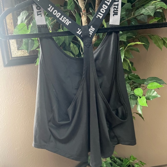 Nike Crop Top Size Medium - Picture 2 of 2